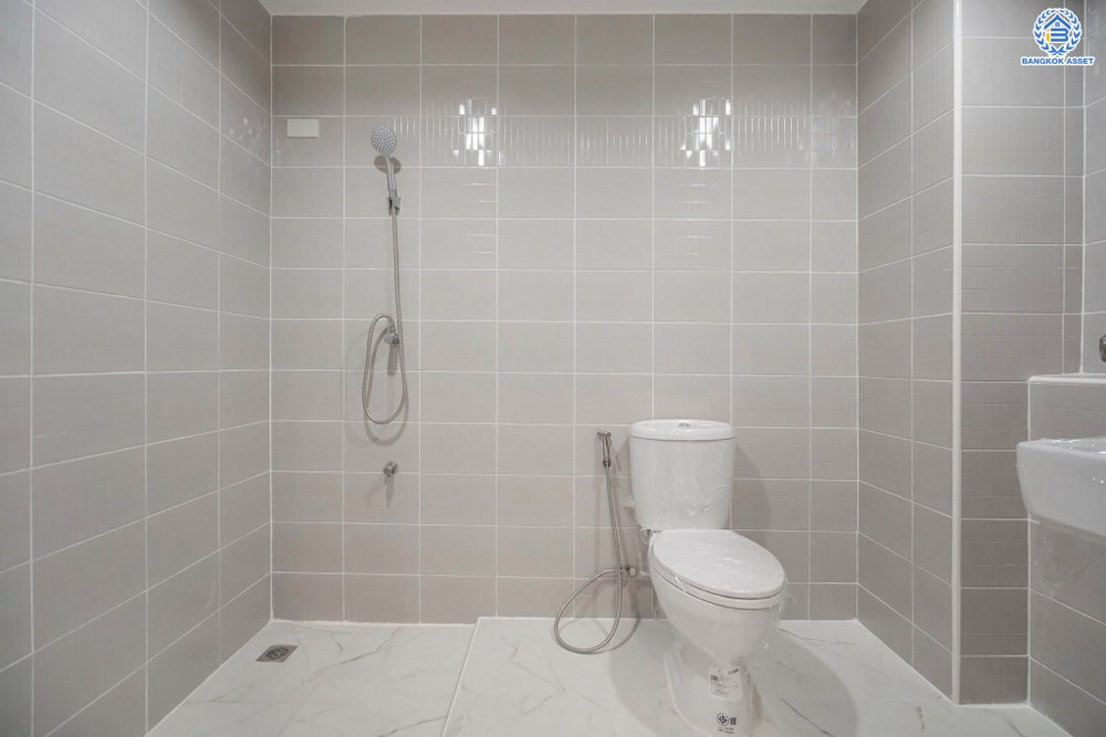 บ้านมือสองตกแต่งใหม่ โครงการ ไชน่าทาวน์ รามอินทรา8 เนื้อที่ 22 ตร.ว. ฟังก์ชัน 3 ห้องนอน 3 ห้องน้ำ 1 ที่จอดรถ บนทำเลศักยภาพ เชื่อมต่อถนนรามอินทรา ถนนลาดปลาเค้า ถนนเกษตรนวมินทร์ ใกล้รถไฟฟ้าสายสีเชียว "สถานีเสนานิคม" และทางด่วน "ฉลองรัช"